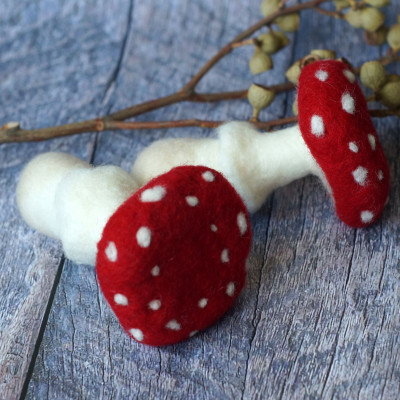 Pilz gefilzt mit Wollkügelchen Naturweiß