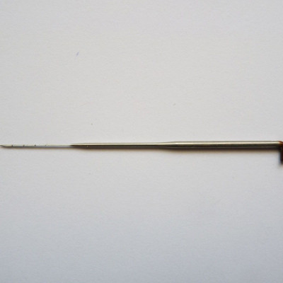 Feine Nadel mit groben Häkchen - 40 Gauge - braune Markierung