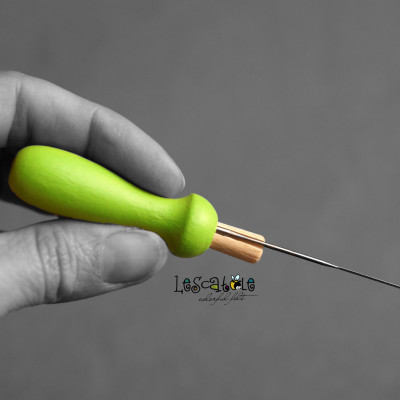 Kleiner bunter Filznadelgriff aus Holz