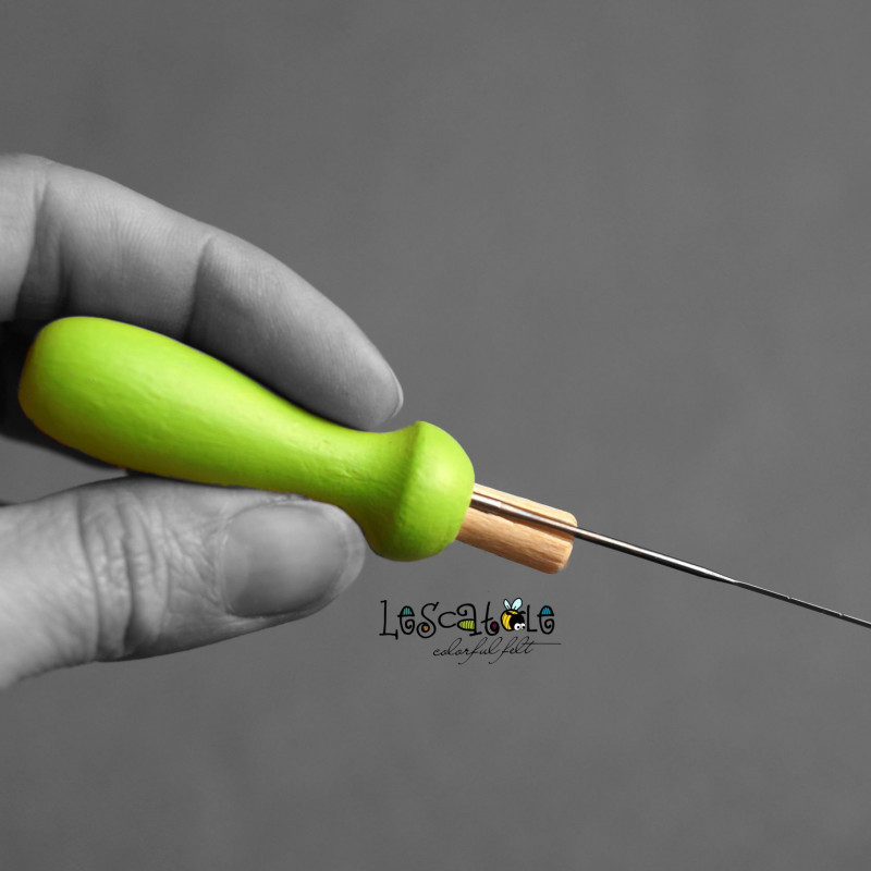 Kleiner bunter Filznadelgriff aus Holz