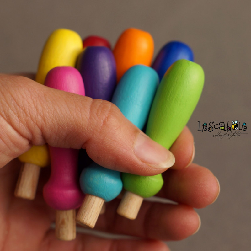 Kleiner bunter Filznadelgriff aus Holz