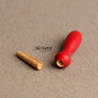 Kleiner bunter Filznadelgriff aus Holz