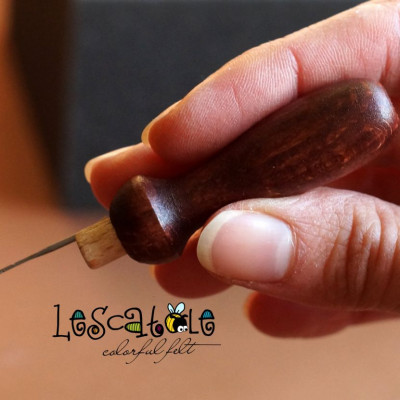 Kleiner Filznadelgriff aus Holz