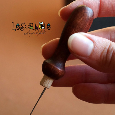 Kleiner Filznadelgriff aus Holz