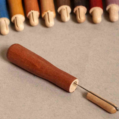 Großer Filznadelgriff aus Holz