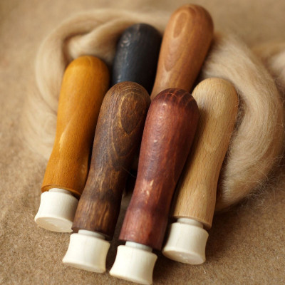 3er-Filznadelgriff aus gebeiztem Holz