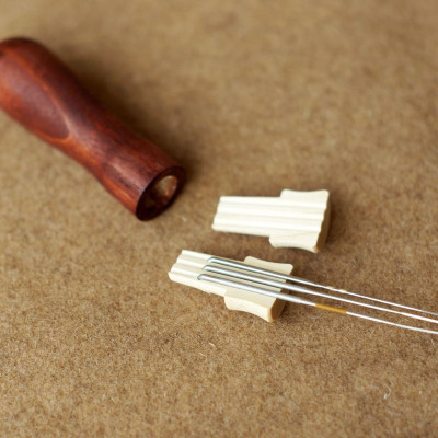 3er-Filznadelgriff aus gebeiztem Holz