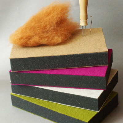 Handgefertigte Stechunterlage zum Nadelfilzen