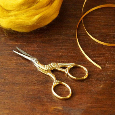 Kleine vergoldete Präzisionsschere im Storchendesign