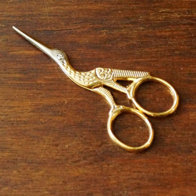 Kleine vergoldete Präzisionsschere im Storchendesign