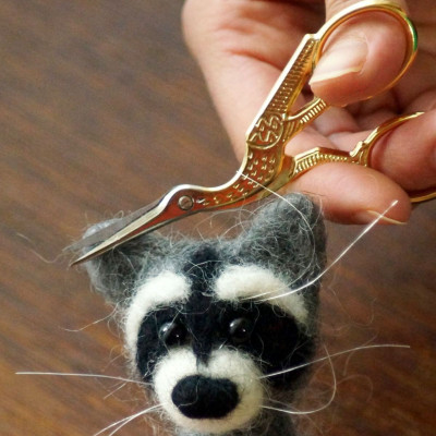 Kleine vergoldete Präzisionsschere im Storchendesign