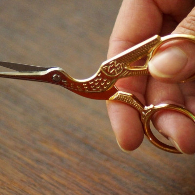 Kleine vergoldete Präzisionsschere im Storchendesign