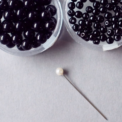 Schwarze Glaswachsperlen - größenvergleich