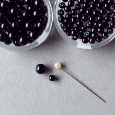 Schwarze Glaswachsperlen - größenvergleich
