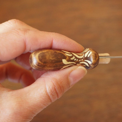 KLEINER FILZNADELGRIFF AUS HOLZ • HANDBEMALTES UNIKAT