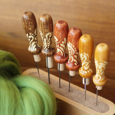 KLEINER FILZNADELGRIFF AUS HOLZ • HANDBEMALTES UNIKAT