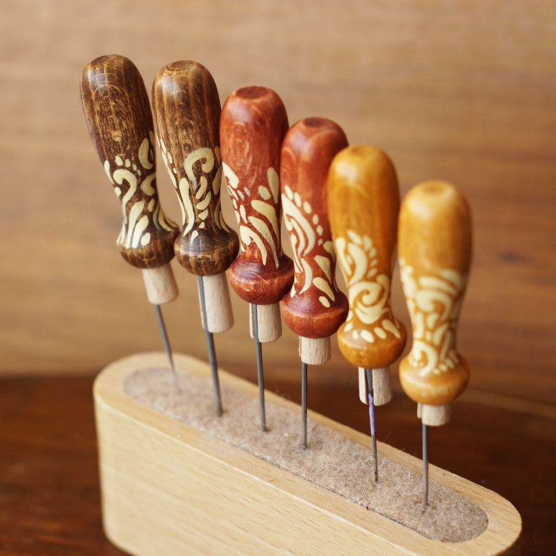 KLEINER FILZNADELGRIFF AUS HOLZ • HANDBEMALTES UNIKAT