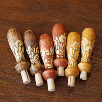 KLEINER FILZNADELGRIFF AUS HOLZ • HANDBEMALTES UNIKAT