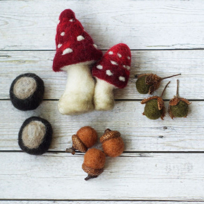 Herbstliches Dekoset: Pilze, Kastanien, Eicheln und Bucheckern