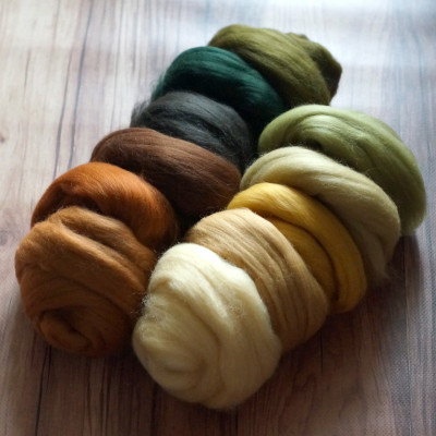 KAMMZUGSET  MIT 11 BEIGE-BRAUN-GRÜNTÖNEN • 110G REINE WOLLE (MERINO)