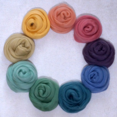 KAMMZUGSET  MIT 8 GEDECKTEN REGENBOGENFARBEN