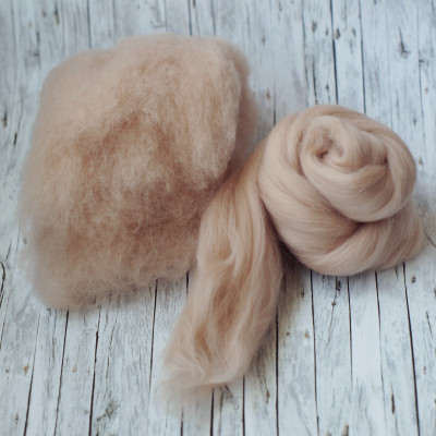 Kammzug und Vlies in der Farbe Satin