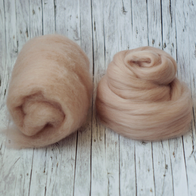 Kammzug und Vlies in der Farbe Satin